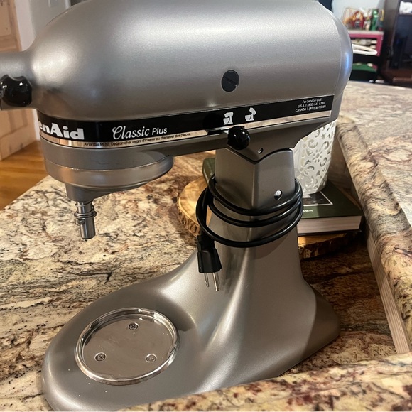 KitchenAid Classic Plus stand mixer. Made in USA. 🇺🇸 - Picture 4 of 7